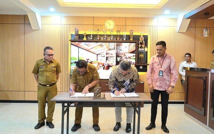 Wali Kota Bitung Maurits Mantiri bersama pimpinan cabang PT Bank Rakyat Indonesia saat melakukan penandatanganan MoU