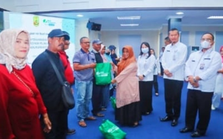 Wali Kota saat Serahkan Bantuan Sembako Kepada Pelaku IKM
