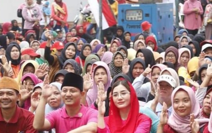 Bupati Trenggalek, Mochamad Nur Arifin, bersama Novita Hardini, saat menghadiri gebyar PKH, Kecamatan Munjungan, di Pantai Balado, Senin (20/2/2023) (Foto: Hardi Rangga klikwarta).