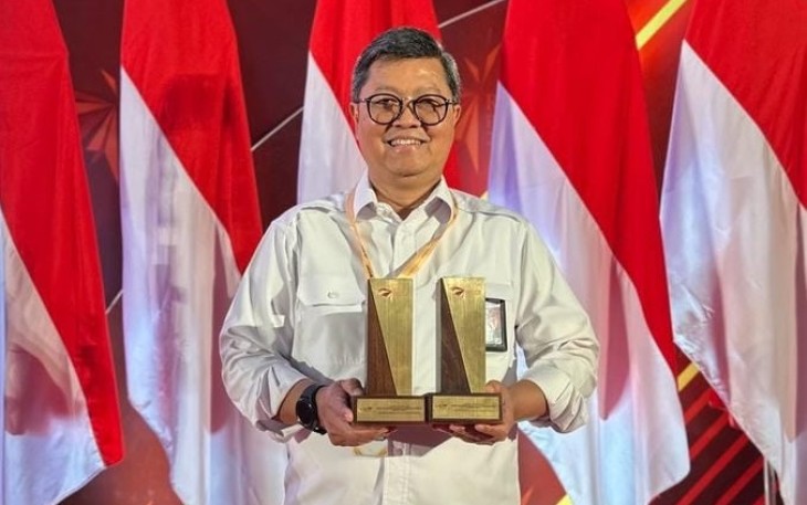 Penghargaan diterima secara langsung oleh Direktur Jenderal Bina Konstruksi Rachman Arief Dienaputra.