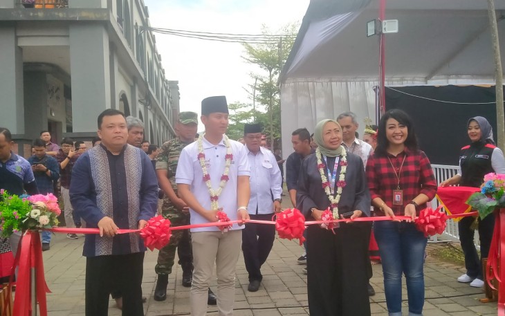 Bupati Trenggalek Mochamad Nur Arifin saat membuka Jatim Consumer Fest 2023, di Pasar Pon Kabupaten Trenggalek, Jumat (24/11/2023)