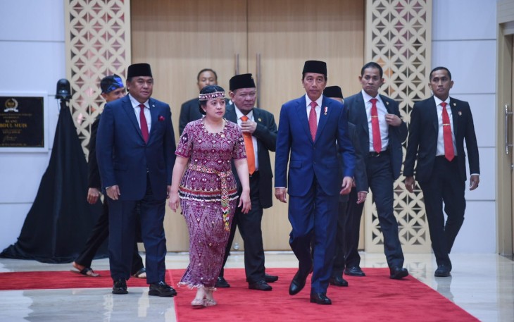 Ketua DPR RI Puan Maharani saat dan Presiden Joko Widodo (Jokowi) saat berjalan beriringan di Gedung Nusantara, Kompleks Parlemen, Senayan, Jakarta, Rabu (16/8/2023). Puan di Gedung Nusantara, Kompleks Parlemen, Senayan, Jakarta, Rabu (16/8/2023). 