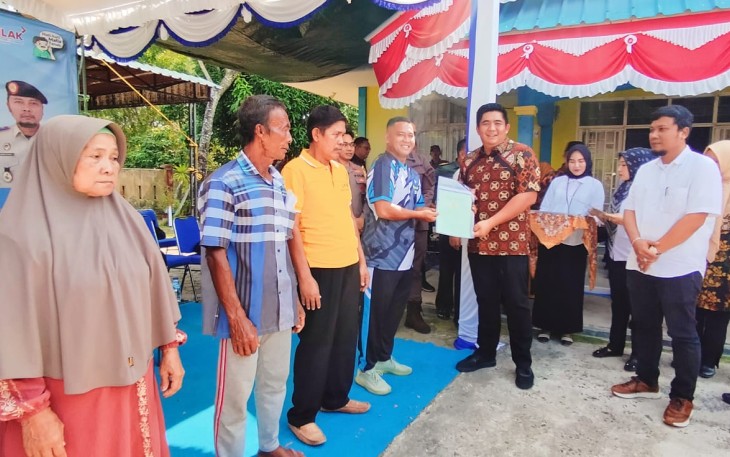 Bupati Bintan Roby Kurniawan SPWK saat menyerahkan Sertifikat PTSL Tahun 2023