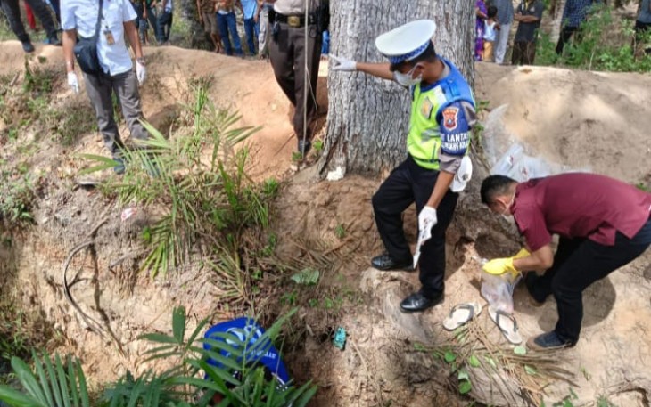 Personel Lantas Polsek Padang Bolak mendatangi lokasi dan lakukan olah TKP kecelakaan lalu lintas. Pihaknya, juga telah melakukan pengecekan terhadap korban kecelakaan lalu lintas.