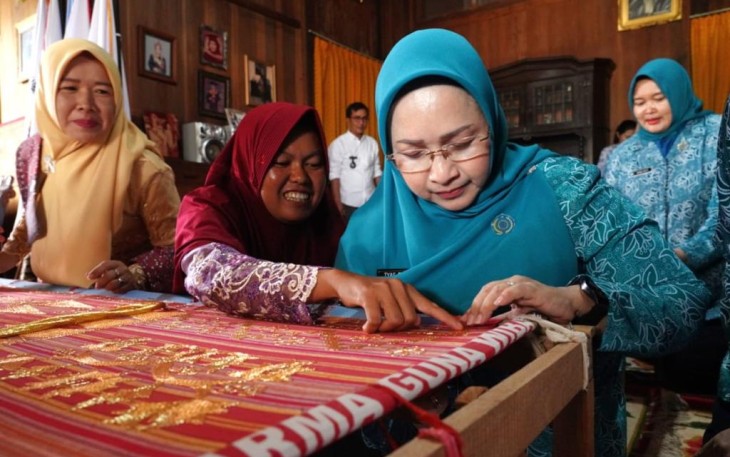 Pj Ketua TP PKK Sumsel Tyas Fatoni saat Kunjungi Pusat Kerajinan Sulam Benang Emas Ranau di Desa Jepara