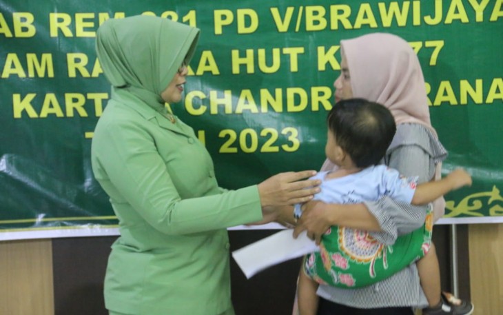 Persit Kodim Madiun Berikan Bansos ke Para Veteran dan Warakawuri 