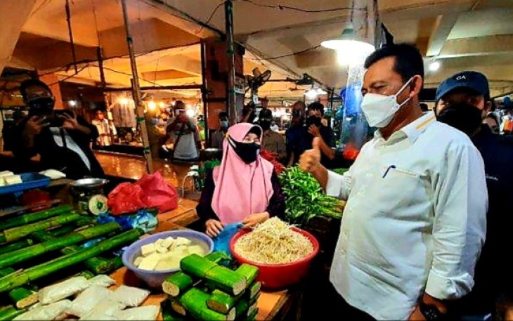 Gubernur Kepulauan Riau H. Ansar Ahmad saat kunjungi pedagang pasar murah