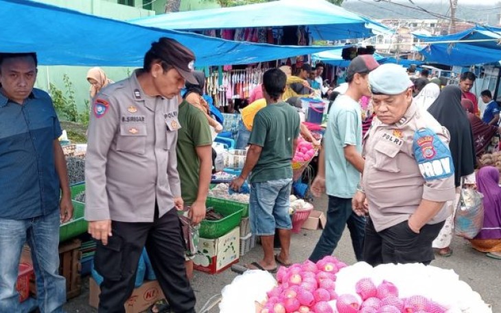 personel Polsek Sipirok menggelar patroli untuk monitor situasi Kamtibmas di Pasar, Kamis (6/4/2023) pagi.