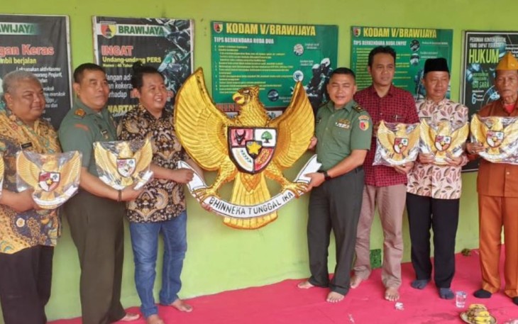Seniman Wahyu Diwonoto saat Berikan Garuda Pancasila Kepada Kasdim 0807/Tulungagung