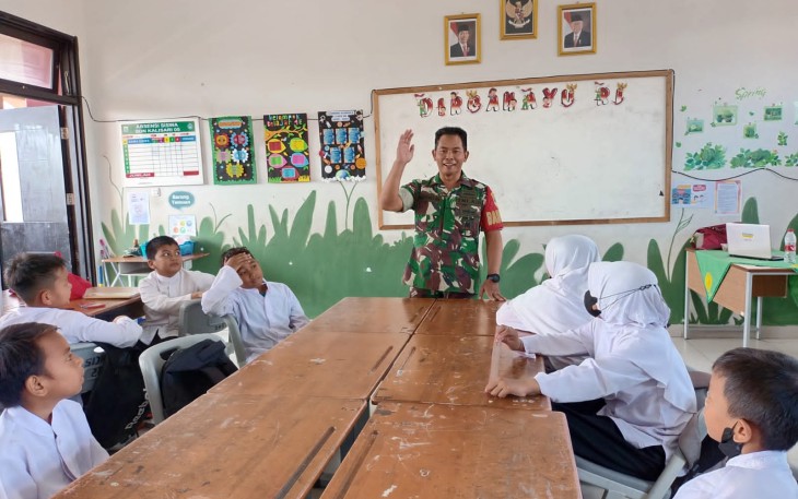 Babinsa Kelurahan Kalisari Koramil 03/Pasar Rebo, Ciracas Serka Hartono,AW, memberikan Inspiratif materi wawasan Kebangsaan kepada para siswa-siswi SDN 6 Kalisari Kecamatan Pasar Rebo, Senin (06/11/23).
