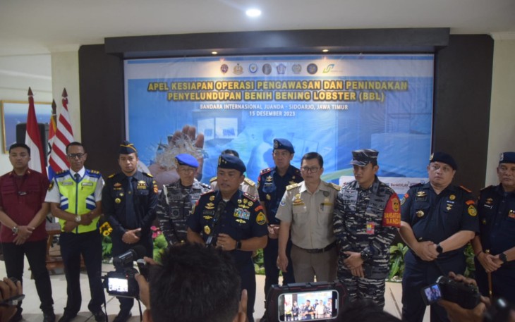 Satuan Tugas Pengamanan Pangkalan Udara TNl AL (Lanudal) Juanda Puspenerbal, menggelar Apel Kesiapan Operasi Bersama Pengawasan dan Penindakan Penyelundupan Benih Bening Lobster (BBL) di Bandara Internasional Juanda yang dihelat di Markas Komando Lanudal Juanda, Puspenerbal, Jumat (15/12/2023)