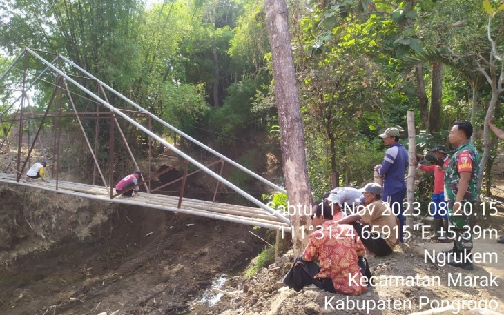 Babinsa Kodim 0802/Ponorogo Ikut Kerja Bakti Bongkar Jembatan Rusak