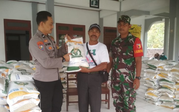 Babinsa Koramil 0801/04 Tegalombo Dampingi Pendistribusian Bantuan Pangan