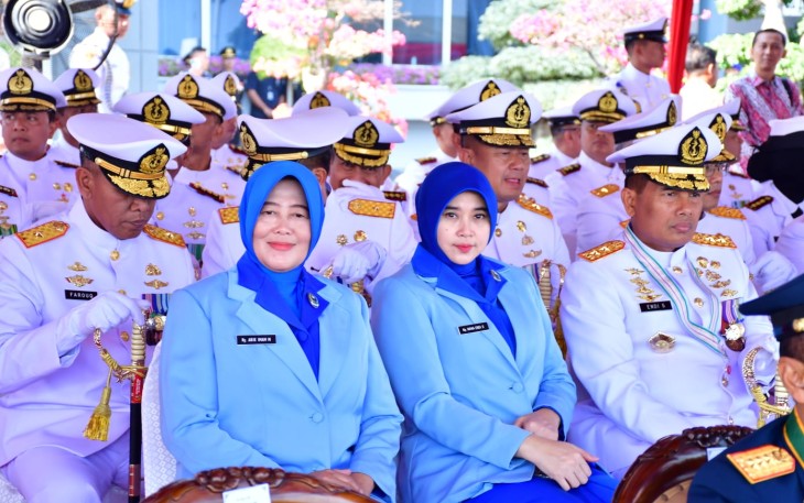 Gubernur AAL saat Hadiri Upacara Peringatan HUT TNI AL ke–78 di Koarmada II Surabaya
