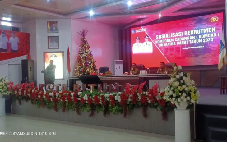 Dandim 1310/Bitung berdiri di pojok kiri saat memberikan sambutannya