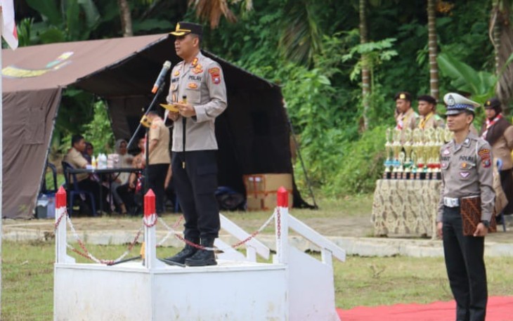 Kapolres Tapanuli Selatan (Tapsel), AKBP Imam Zamroni, SIK, MH, membuka Upacara Perkemahan Satuan Karya Pramuka Bhayangkara (Pertikara) 2023 di Lapangan Bola Sarasi, Kelurahan Simarpinggan, Kecamatan Angkola Selatan, Kabupaten Tapsel, Jumat (1/9/2023) pagi.