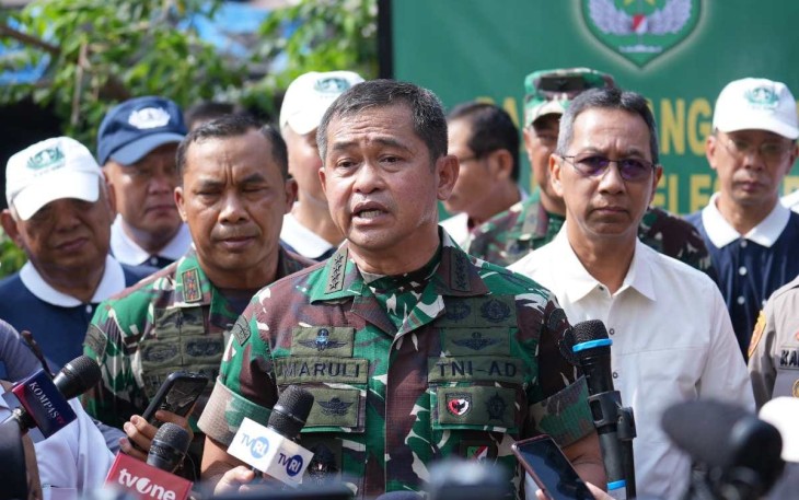  Kepala Staf Angkatan Darat (Kasad) Jenderal TNI Maruli Simanjuntak, M.Sc., terjun langsung memimpin pembersihan Sungai Krukut pada Karya Bakti yang digelar Kodim 0501/Jakarta Pusat di wilayah Kecamatan Tanah Abang, Jakarta Pusat, Rabu (13/12/2023)