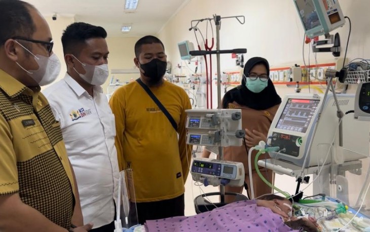 Direktur RSUD Batu Bara dr Guruh Wahyu Nugraha bersama wakil ketua Kadin Batubara Burhan saat memantau kondisi bayi.