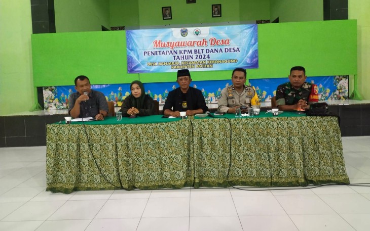 Babinsa Koramil 0801/02 Kebonagung Kodim 0801/Pacitan Serda Mariyanto menghadiri kegiatan musyawarah dalam rangkan penyusunan anggaran pendapatan dan belanja Desa, yang berlangsung di Balai Desa Banjarjo, Kec. Kebonagung, Kab. Pacitan, Selasa (26/12/2023)