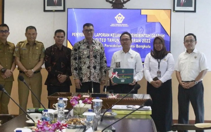 Pj Bupati Bengkulu Tengah Serahkan Laporan Keuangan Tahun 2022 ke BPK RI Bengkulu 