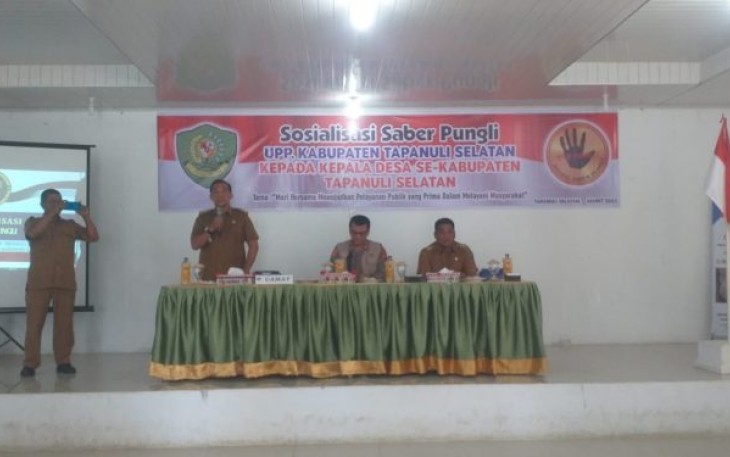 Wakapolres yang juga Ketua UPP Saber Pungli Kabupaten Tapsel saat melakukan sosialisasi ke seluruh Kades se-Kecamatan Sipirok, Senin (6/3/2023) pagi.