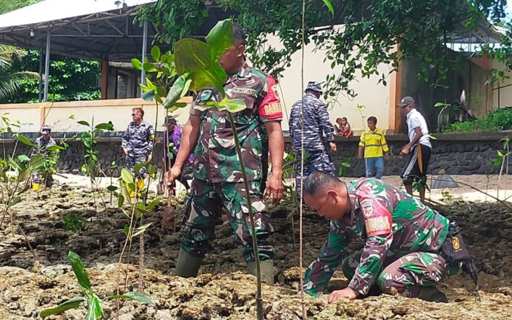Prajurit Kodim 1310/Bitung bersama Lantamal VIII Manado dan Mahasiswa IAKN Manado bersama masyarakat desa saat menanam bibit pohon Mangrove