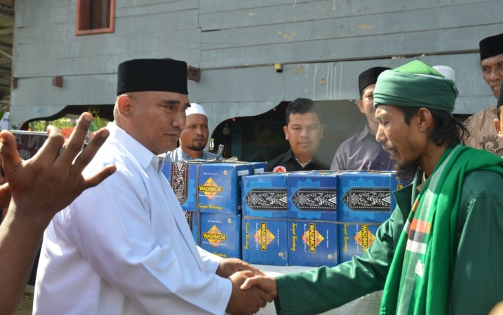 Abiya Jeunib Akhyar Kamil saat Berikan 350 Lembar Kain Sarung