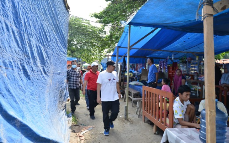 Bupati Zahir saat meninjau proyek penataan taman simpang sei bejangkar yang direncanakan sebagai area UMKM, di Kecamatan Sei Balai, Kabupaten Batu Bara, Sabtu (18/02/2023).