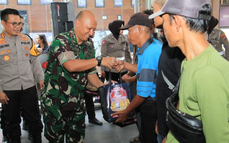 Letkol Czi Yudo Aji Susanto, S.Sos., M.A., Dandim 0806/Trenggalek saat Baksos