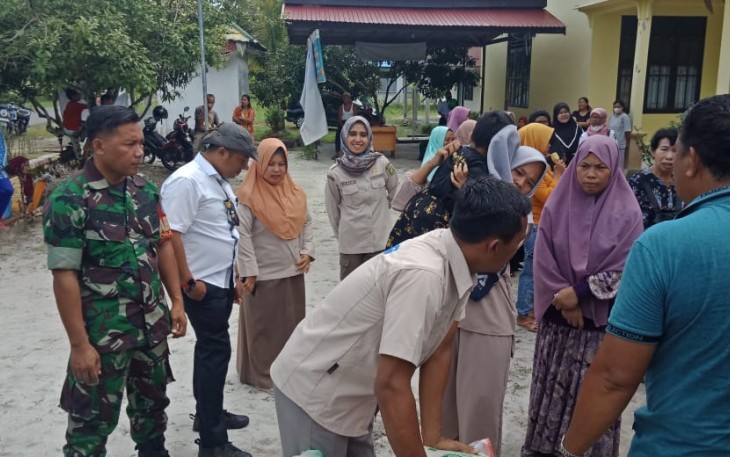 Babinsa saat Dampingi Dinas Ketahanan Pangan Dalam Operasi Pasar Murah Bagi Warga Kelurahan Marang 