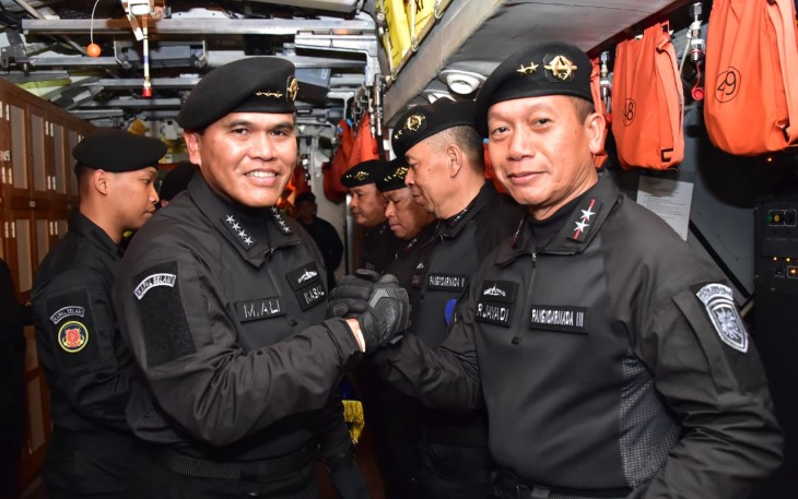 Pangkoarmada III Terima Brevet Kehormatan Hiu Kencana