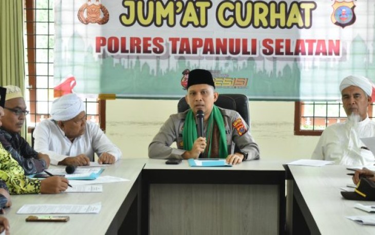 Kapolres Tapanuli Selatan (Tapsel), AKBP Imam Zamroni, SIK, MH,  pada program Ju'mat Curhat, yang berlangsung di Aula Kantor MUI Tapsel.
