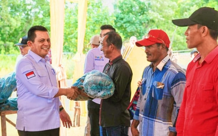 Gubernur Kepulauan Riau H. Ansar Ahmad saat bertemu nelayan