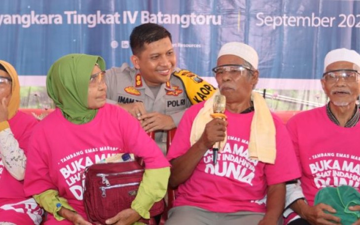 Kapolres Tapanuli Selatan (Tapsel), AKBP Imam Zamroni, bercengkrama menanyai langsung masyarakat yang ikut menerima manfaat Operasi Katarak gratis dari PT AR. Salah satunya, Abdul Somad, warga Desa Bandar Hapinis, Kecamatan Batang Toru, Kabupaten Tapsel, yang memberi testimoninya. Abdul Somad mengaku berkat Operasi Katarak ini, penglihatannya sudah mulai jelas kembali.