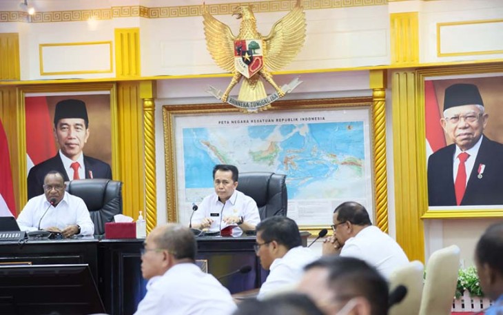 Wamendagri John Wempi Wetipo saat Pimpin Rakor Pemanfaatan Otsus Papua terkait Pemberian Beasiswa Unggul Papua di RSU, Kemendagri, Jakarta Pusat, Rabu (12/4/2023)..
