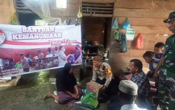 Polsek Pantee Bidari Polres Aceh Timur saat berikan bantuan untuk Warganya