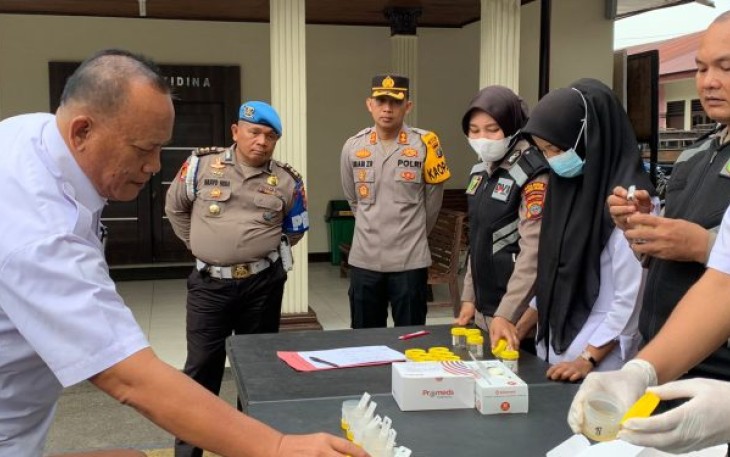 Kapolres Tapanuli Selatan (Tapsel), AKBP Imam Zamroni, SIK, MH, juga melakukan aksi bersih-bersih di internal, dengan cara menggelar tes urine terhadap 15 Perwira dan 33 Bintara, Jumat (15/9/2023) pagi.