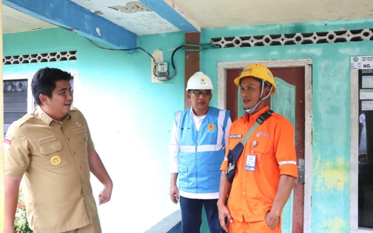 Bupati Bintan Roby saat Kurniawan Resmikan Penggunaan Listrik 24 jam di Desa Pangkil
