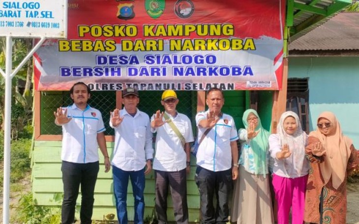 Sejumlah Emak-emak, menyatakan dukungannya kepada Kapolres untuk berantas narkoba saat Sat Resnarkoba Polres Tapsel mendirikan Posko Kampung Bebas dari Narkoba, Jumat (8/9/2023) pagi.