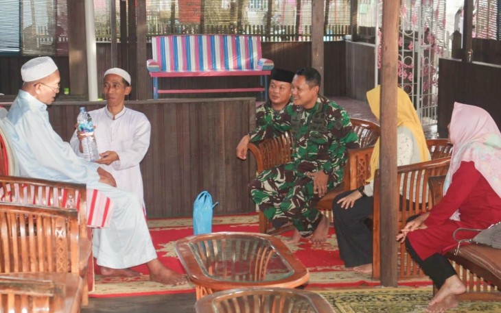 Dandim 1001 saat Silahturahmi ke Kediaman Abah Guru Danau
