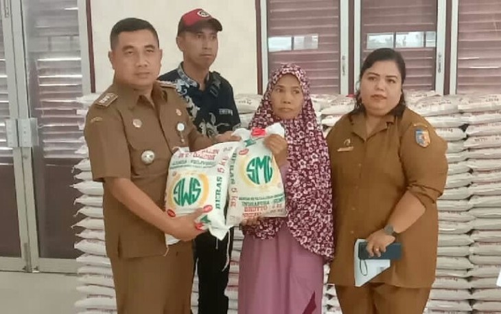 Bupati Batu Bara saat Salurkan Bantuan Beras pada Warsi