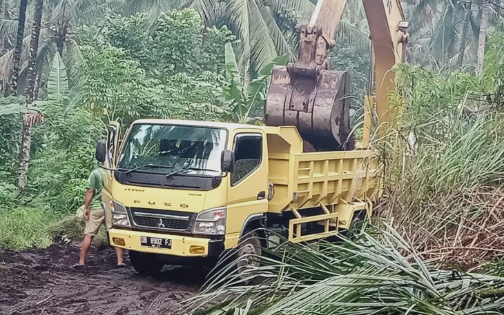 Satgas Pra TMMD Kodim 1310/Bitung menggunakan Dum truck saat mengambil tanah timbunan