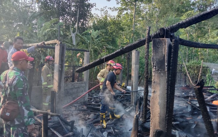 Babinsa Salamrejo Sertu Nurhadi Koramil 0806/08 Karangan, Bhabinkamtibmas, dan Tim Pemadam Kebakaran Trenggalek berjibaku untuk memadamkan api yang melalap kandang ayam dan kambing milik Bapak Samiran, seorang warga RT. 14 RW. 06 Dusun Jajar Desa Salamrejo