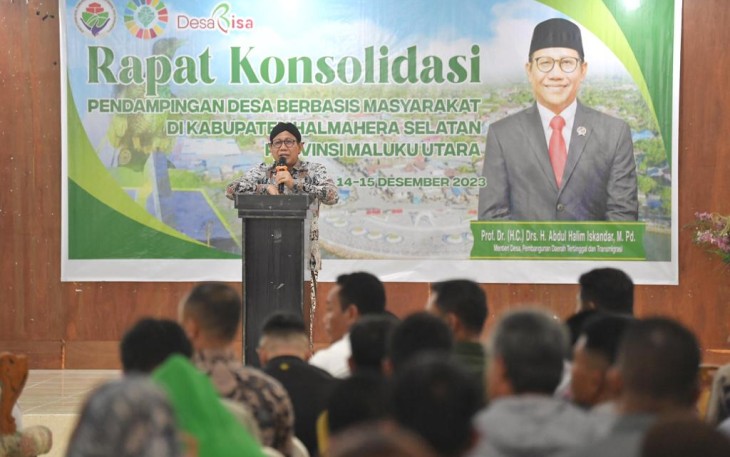 Menteri Desa, Pembangunan Daerah Tertinggal, dan Transmigrasi, Abdul Halim Iskandar saat Rapat Konsolidasi Pendampingan Desa Berbasis Masyarakat di Kabupaten Halmahera Selatan Provinsi Maluku Utara bertempat di Labuha, Kamis (14/12/2023)
