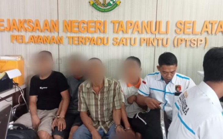 Penyidik Sat Resnarkoba Polres Tapanuli Selatan (Tapsel), melimpahkan 4 orang tersangka atas dugaan kepemilikan narkotika jenis sabu ke Jaksa, pada Rabu (9/8/2023) siang.