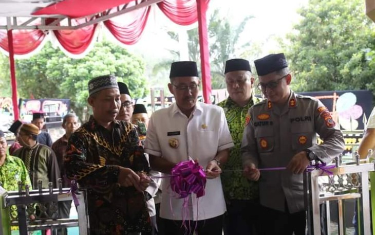 Bupati H Edimin saat resmikan Masjid Al-Ikhkas di Dusun Simaninggir, Desa Sosopan, Kecamatan Kotapinang, sabtu (11/03/23). 