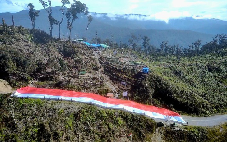 Satgas 330 dan Masyarakat Bentangkan Bendera Merah Putih Raksasa