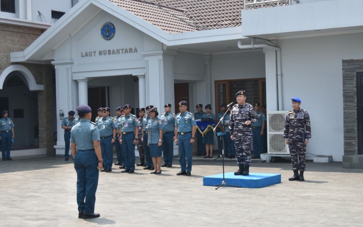 Panglima Kolinlamil Laksda TNI Edwin, S.H, M.Han, M.H. Serahkan Kendaraan Dinas 