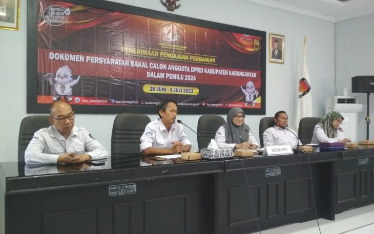 Caption : Konferensi pers terkait hasil penerimaan pengajuan perbaikan dokumen persyaratan bacaleg DPRD Karanganyar di kantor KPU Kabupaten Karanganyar, Senin (10/7/2023)