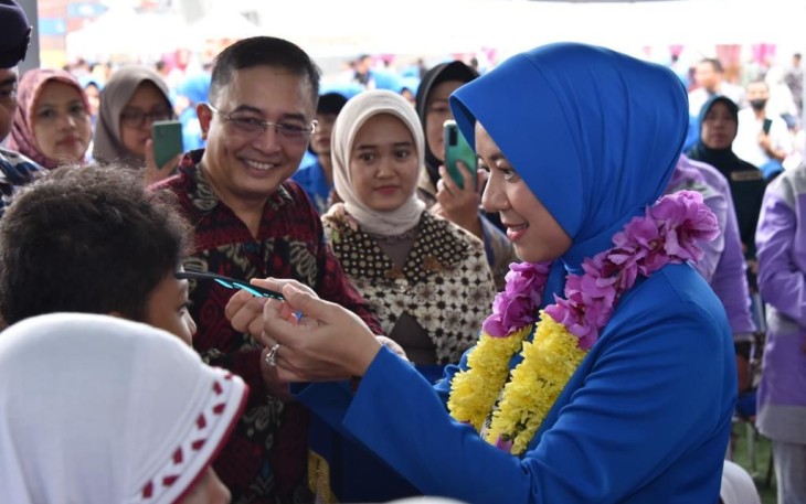 Ny. Fera Muhammad Ali pada acara Bakti Sosial dan Kesehatan di Jakarta Utara 